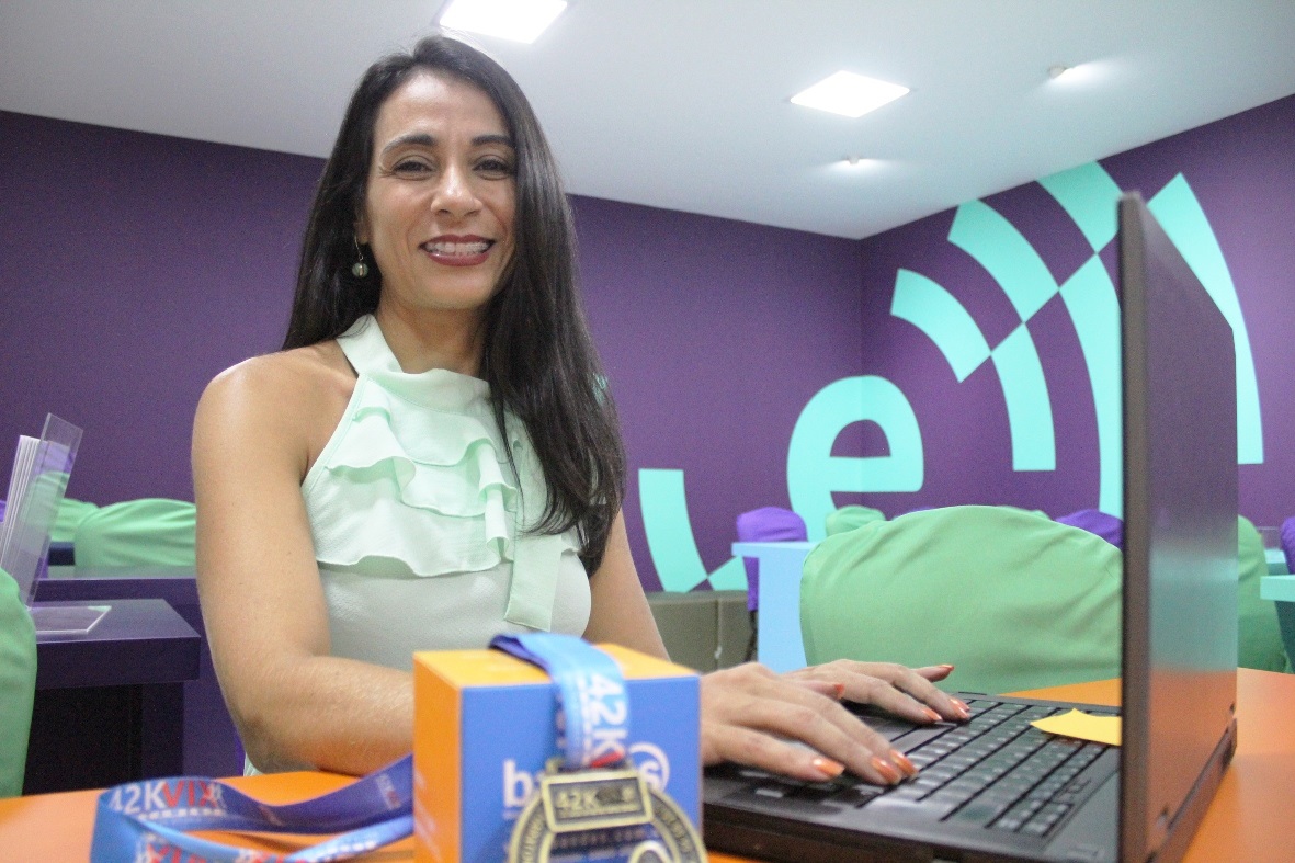 Colaboradora do Bandes volta ao atletismo após acidente que a fez desaprender a andar