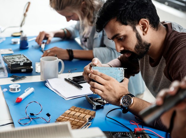 tecnicos-eletricos-trabalhando-em-pecas-eletronicas_53876-47000