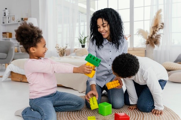 vista-frontal-de-mae-feliz-brincando-em-casa-com-seus-filhos_23-2148890965-1