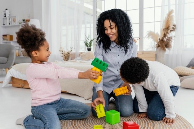 vista-frontal-de-mae-feliz-brincando-em-casa-com-seus-filhos_23-2148890965