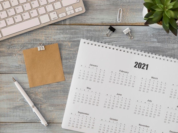 vista-superior-do-calendario-de-mesa-com-planta-suculenta_23-2148693375