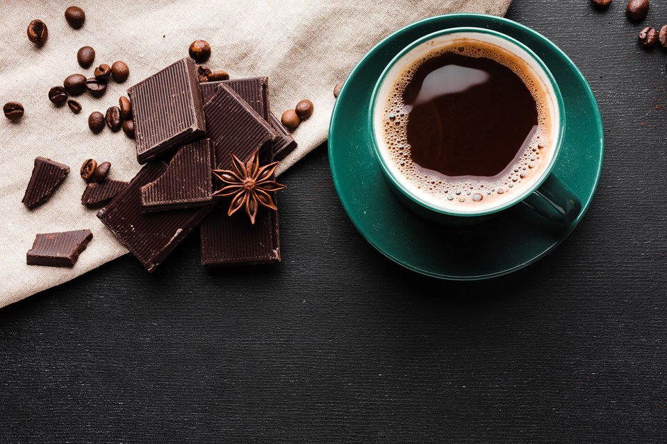 vista-superior-xicara-de-cafe-com-chocolate (1)